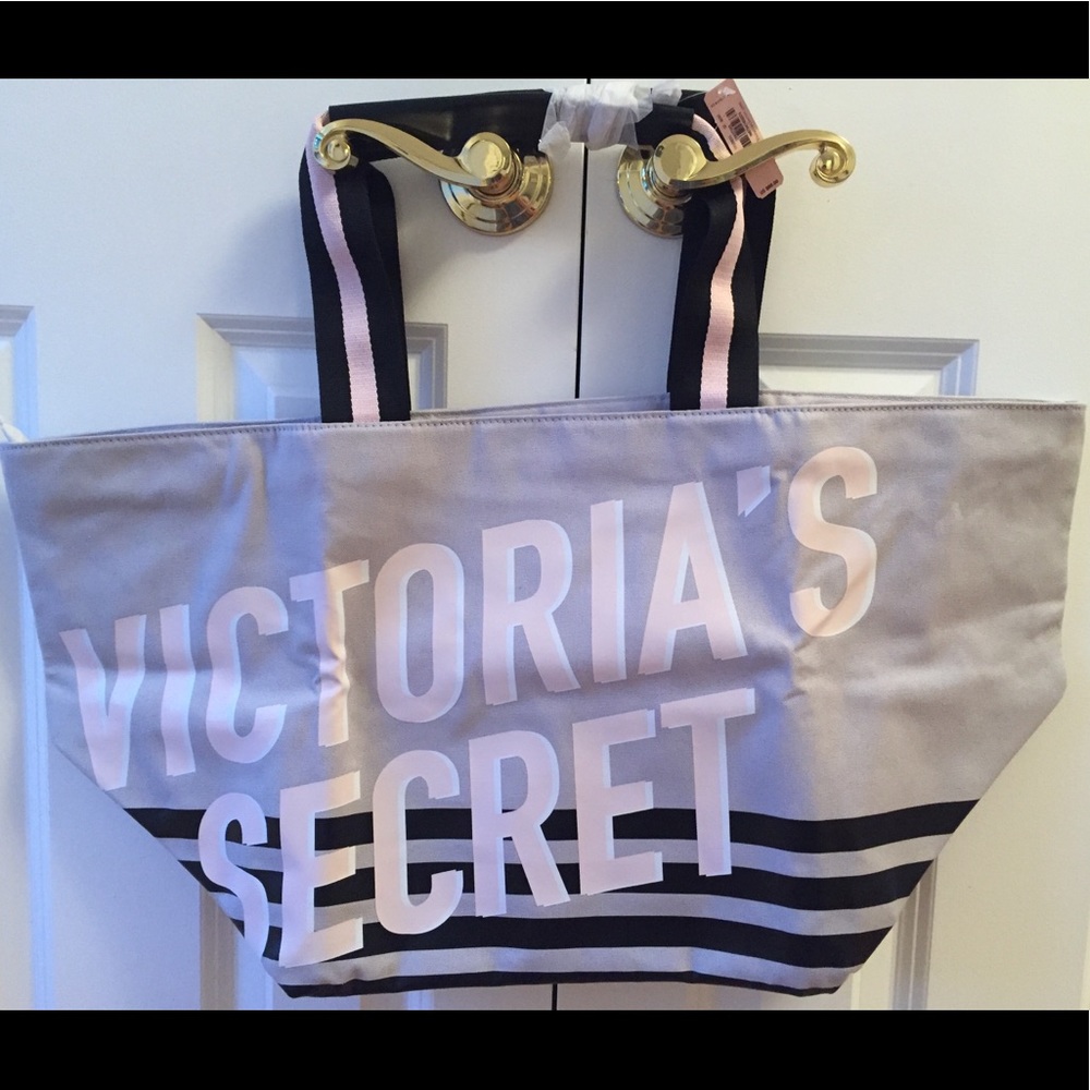 NWT Victoria’s Secret tote with zipper!!